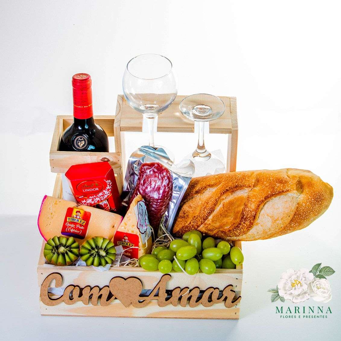 Luxuosa Cesta de Vinho e Aperitivos