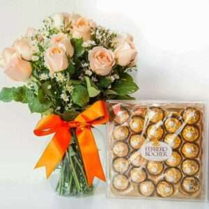 Arranjo Elegância de Rosas Champagne com Ferrero Rocher