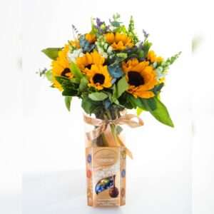 Elegante Arranjo de Girassóis com Lindt Assorted