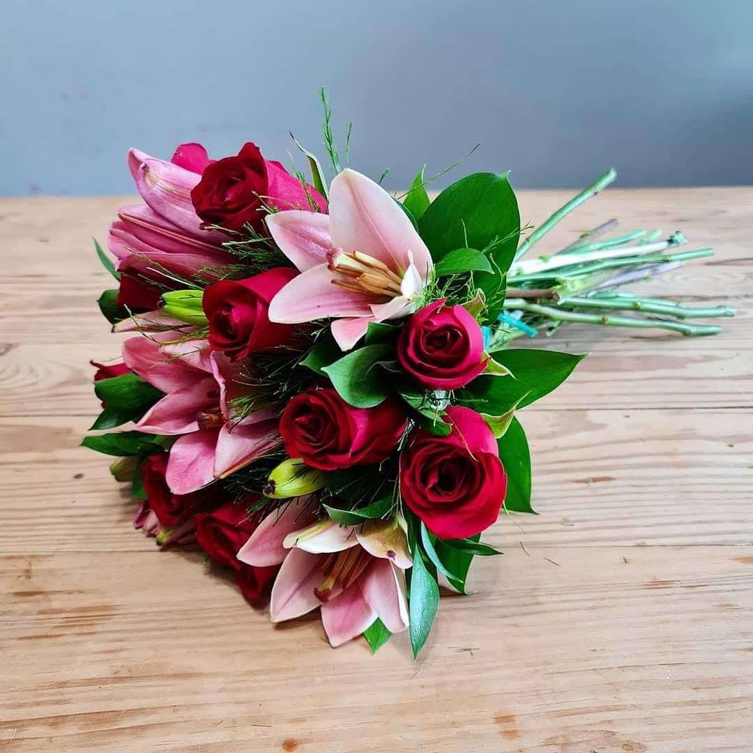 Buquê de Rosas Vermelhas com Lírio