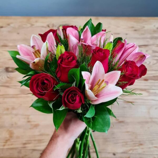 Buquê de Rosas Vermelhas com Lírio - Imagem 2