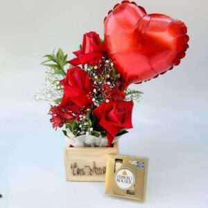 Arranjo de Rosas Colombianas com Balão e Ferrero Rocher