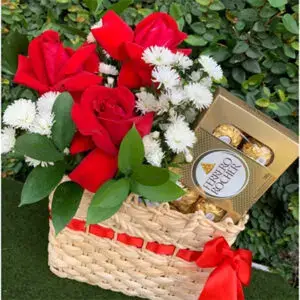 Arranjo de Rosas Vermelhas na Bolsinha de Palha