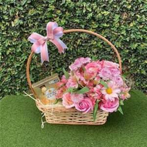 Cesta Arranjo de Rosas e Astromélias com Ferrero Rocher