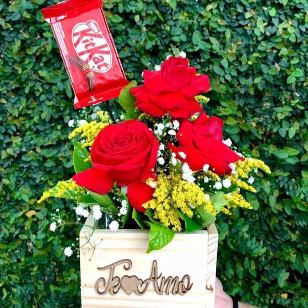 Arranjo com Rosas Vermelhas e KitKat - Imagem 2