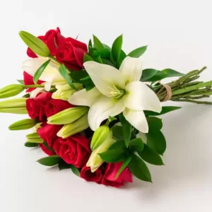 Buquê de Rosas Vermelhas com Lírios Brancos