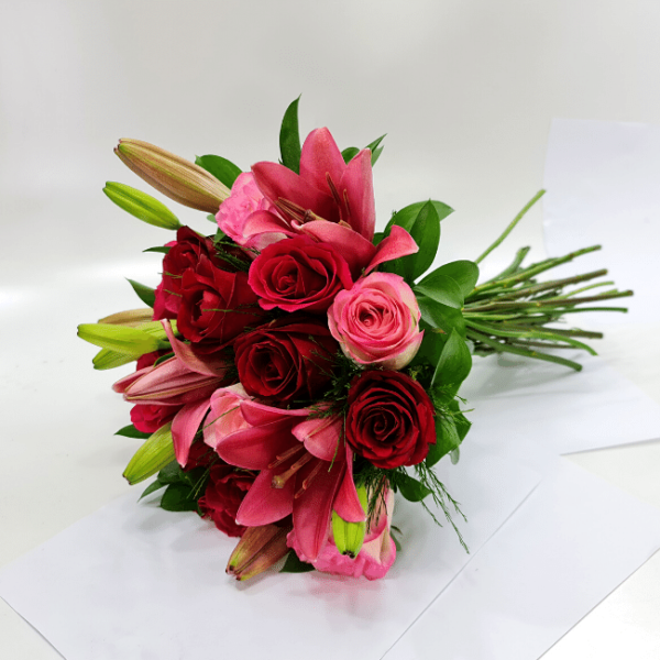 Buquê Delicado de Rosas e Lírios Rosados. - Imagem 2