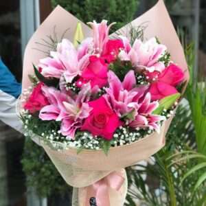 Delicado Buquê de Lírios e Rosas Pink