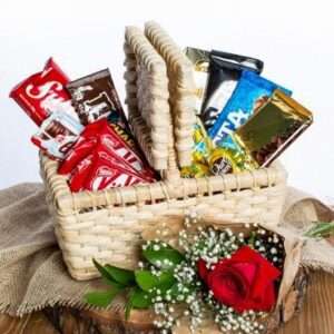 Cesta Piquenique com Chocolates e Rosa